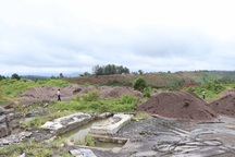 Vụ mang chất thải đi hàng chục km đổ trộm: Yêu cầu dọn sạch số chất thải đã đổ