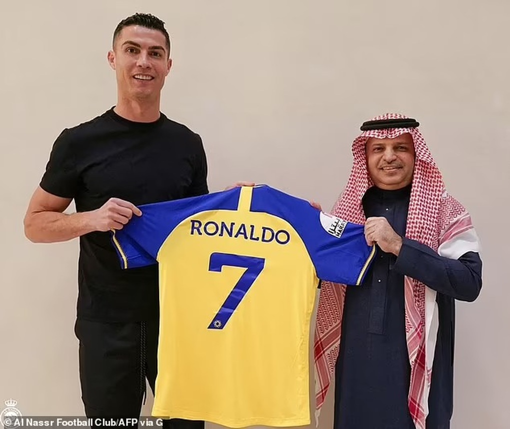 Báo Anh sốc với mức lương gần 13 tỷ đồng mỗi ngày của Ronaldo ở Al-Nassr - 1 Báo Anh sốc với mức lương gần 13 tỷ đồng mỗi ngày của Ronaldo ở Al-Nassr - 1