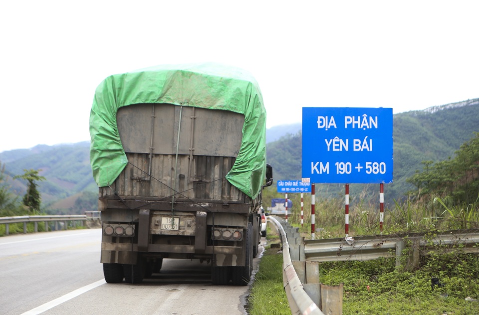 Dân tiếp tục phá rào chắn, mở quán ăn trên tuyến cao tốc dài nhất Việt Nam - 1 Dân tiếp tục phá rào chắn, mở quán ăn trên tuyến cao tốc dài nhất Việt Nam - 1