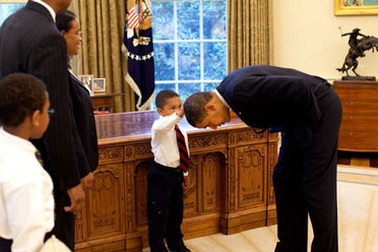 Câu chuyện đằng sau bức ảnh cậu bé sờ đầu Tổng thống Obama