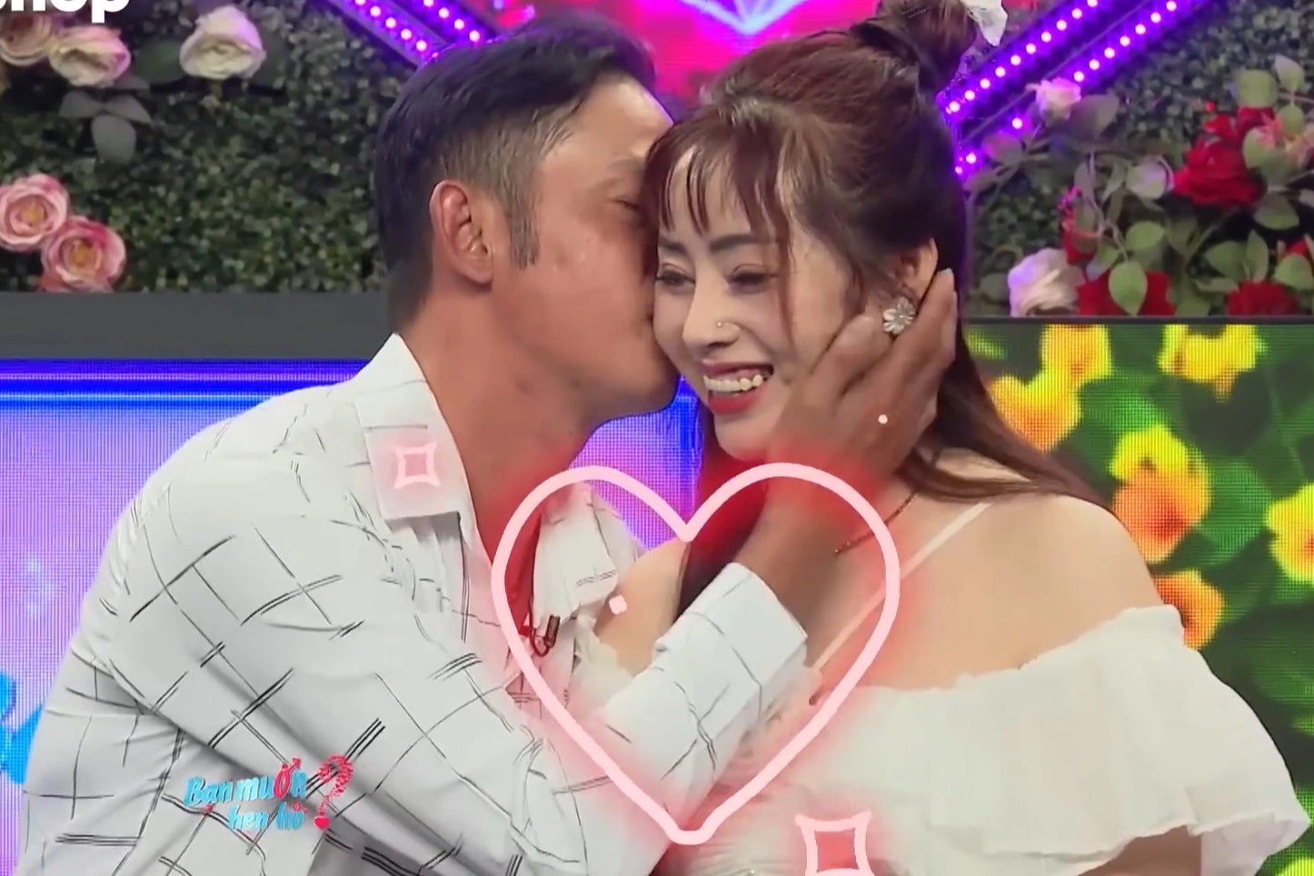 Ένας μονογονέας μπαμπάς ομολογεί γλυκά την αγάπη του και φιλάει τον ιδιοκτήτη του σπα στο μάγουλο στην πρώτη τους συνάντηση - 2 Bố đơn thân tỏ tình ngọt ngào, hôn má chủ tiệm spa ngay lần đầu gặp mặt - 2