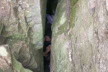 Cố nhặt điện thoại rơi xuống khe đá, cô gái bị mắc kẹt lộn ngược 7 tiếng