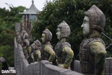 Khung cảnh hoang tàn bên trong khu du lịch bỏ hoang ở Phan Thiết