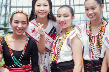 Hoa hậu Hoàn Vũ nhí Ngọc Lan Vy mừng Quốc tế thiếu nhi cùng bạn bè thế giới