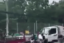 Mâu thuẫn va chạm giao thông, tài xế xe ben cầm mã tấu chém... xe ba gác