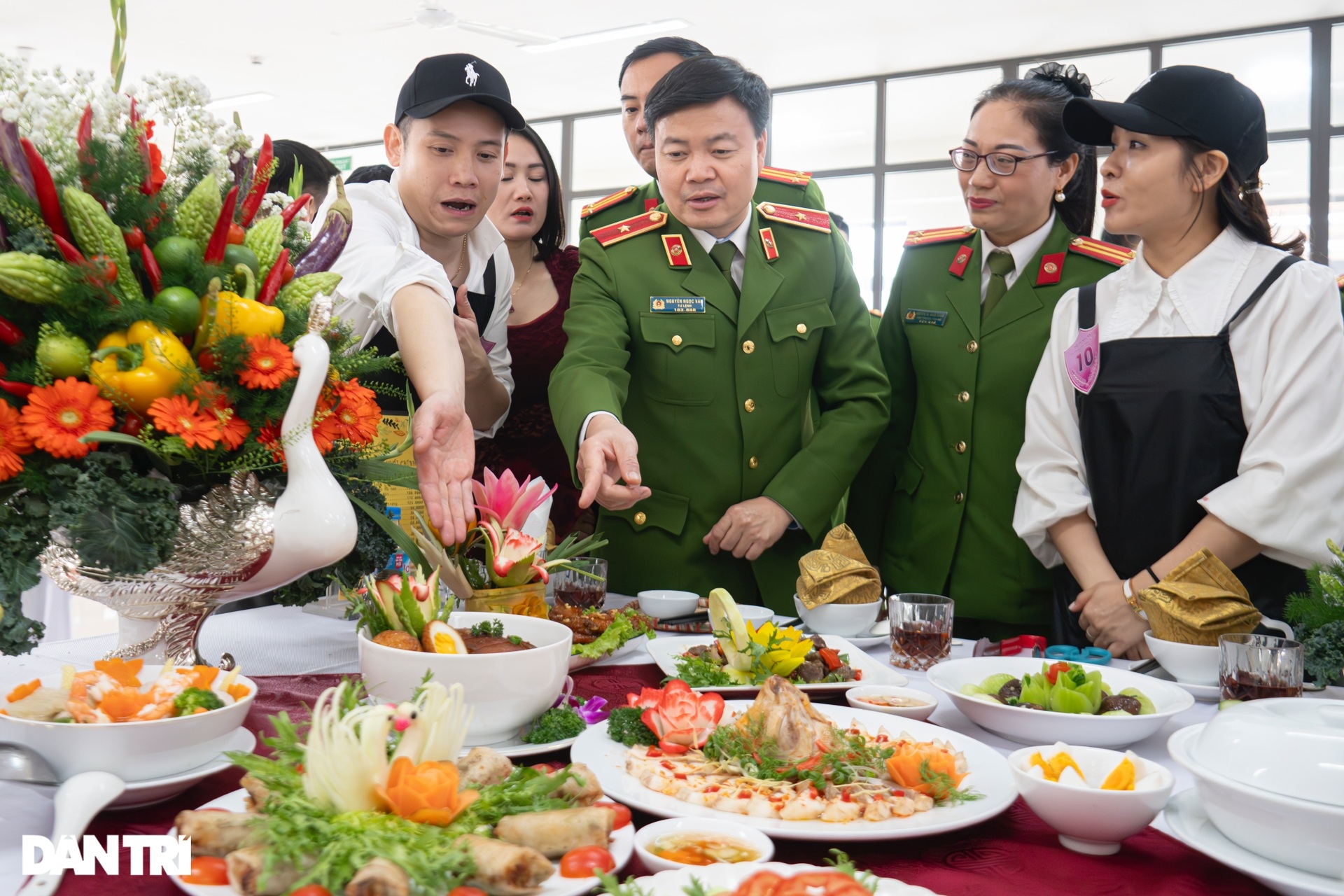 Chiến sĩ Cảnh sát cơ động trổ tài nấu ăn mừng Ngày Quốc tế Phụ nữ 8/3 - 16 Chiến sĩ Cảnh sát cơ động trổ tài nấu ăn mừng Ngày Quốc tế Phụ nữ 8/3 - 16