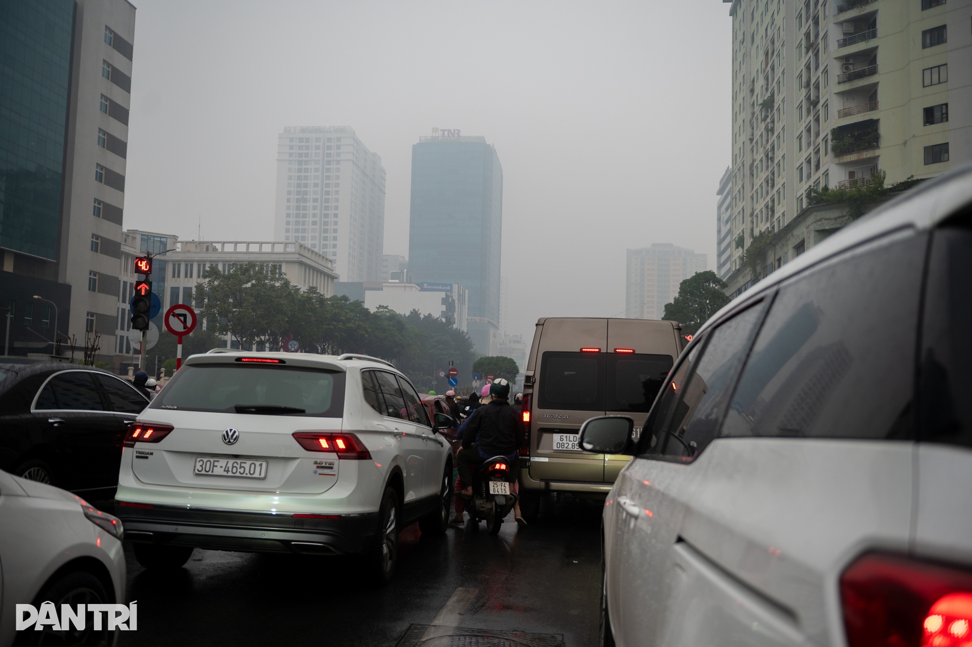 Trời Hà Nội mờ mịt trong ngày cuối năm, chất lượng không khí thấp báo động - 9 Trời Hà Nội mờ mịt trong ngày cuối năm, chất lượng không khí thấp báo động - 9