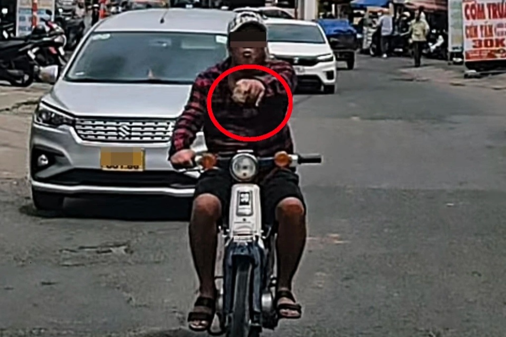 Công an làm việc với người cầm đá đập vỡ kính ô tô ở TPHCM - 2 Công an làm việc với người cầm đá đập vỡ kính ô tô ở TPHCM - 2