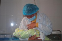 Bé gái chào đời trong khu cách ly Covid-19