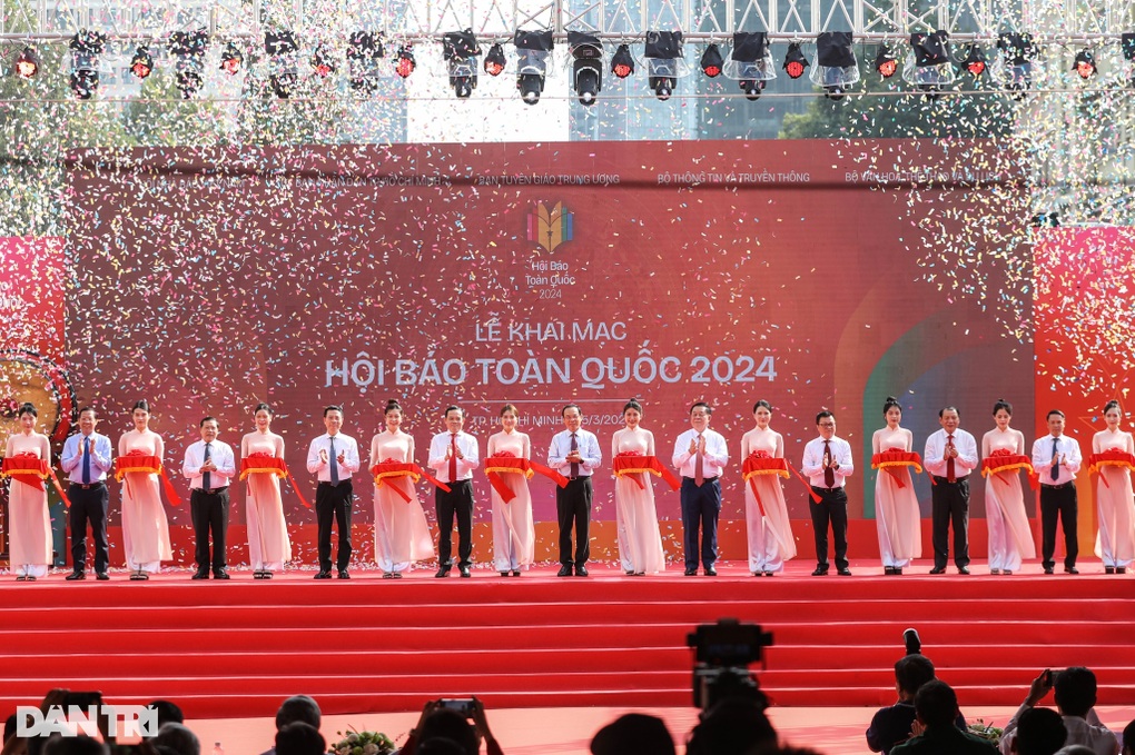 Tiếng trống khai mạc Hội Báo toàn quốc 2024 vang lên trên đại lộ Lê Lợi - 2