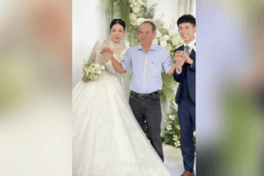 Bầu Đức đến chúc mừng đám cưới cầu thủ Hồng Duy