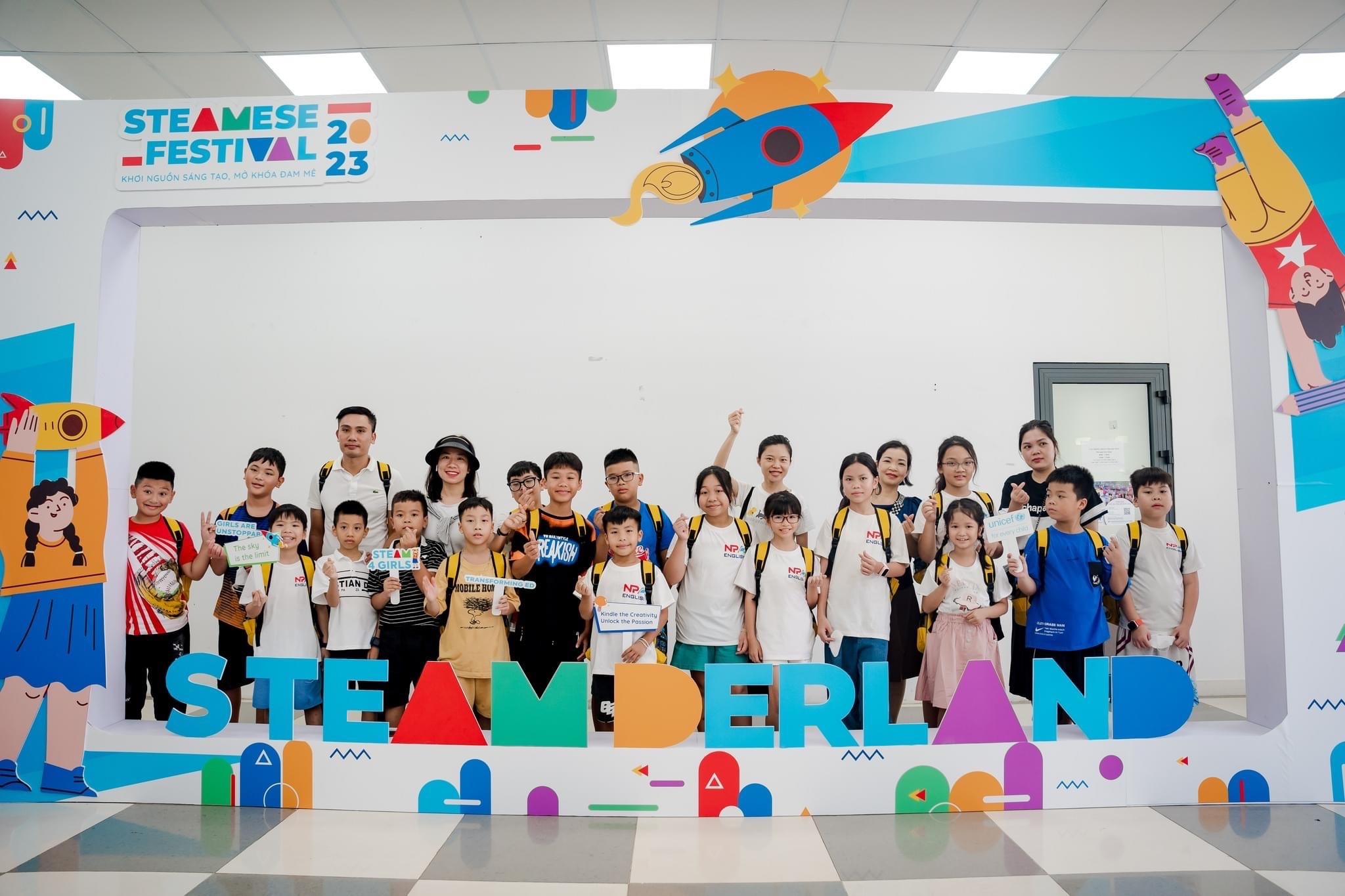 Các học sinh tham dự ngày hội STEAMese Festival 2023 do STEAM for Vietnam phối hợp với Trung tâm Mỹ, UNICEF và Đại học Phenikka tổ chức (Ảnh: NVCC).