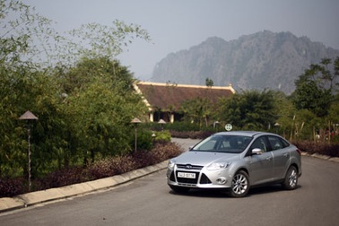 Cách sử dụng hệ thống hỗ trợ đỗ xe tự động trên Ford Focus