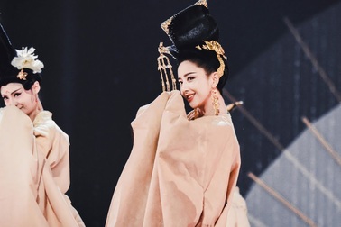 Đồng Lệ Á xinh đẹp trên sân khấu