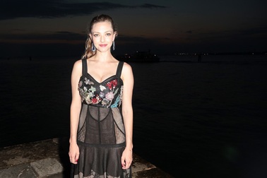 Amanda Seyfried gây kinh ngạc với dáng thon sau 5 tháng sinh nở