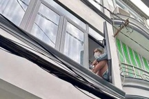 Cảnh sát giải cứu cô gái có ý định nhảy lầu ở TPHCM