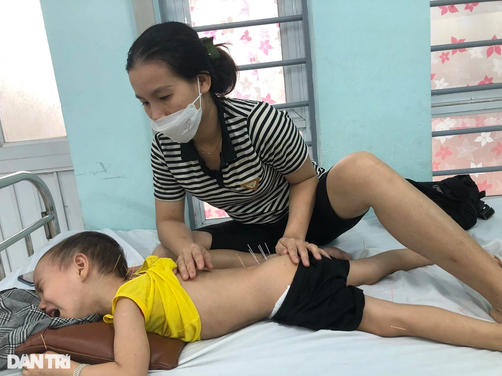 Ánh mắt cầu cứu của bé gái 4 tuổi toàn thân co cứng sau cơn sốt cao - 2 Ánh mắt cầu cứu của bé gái 4 tuổi toàn thân co cứng sau cơn sốt cao - 2