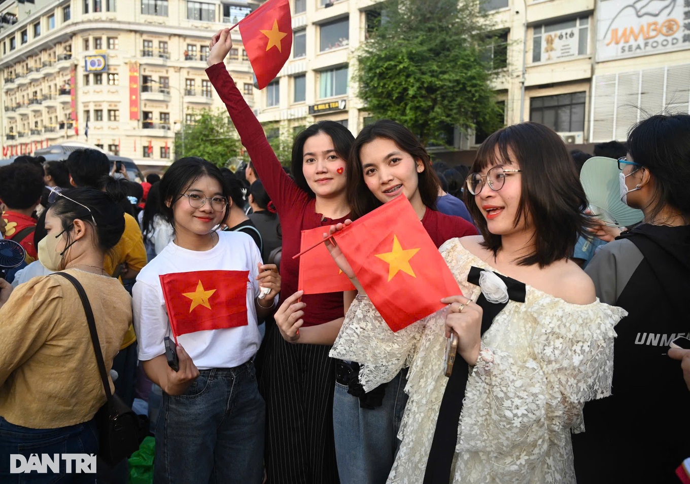 tonducthang_hoanghuong.jpg tonducthang_hoanghuong.jpg