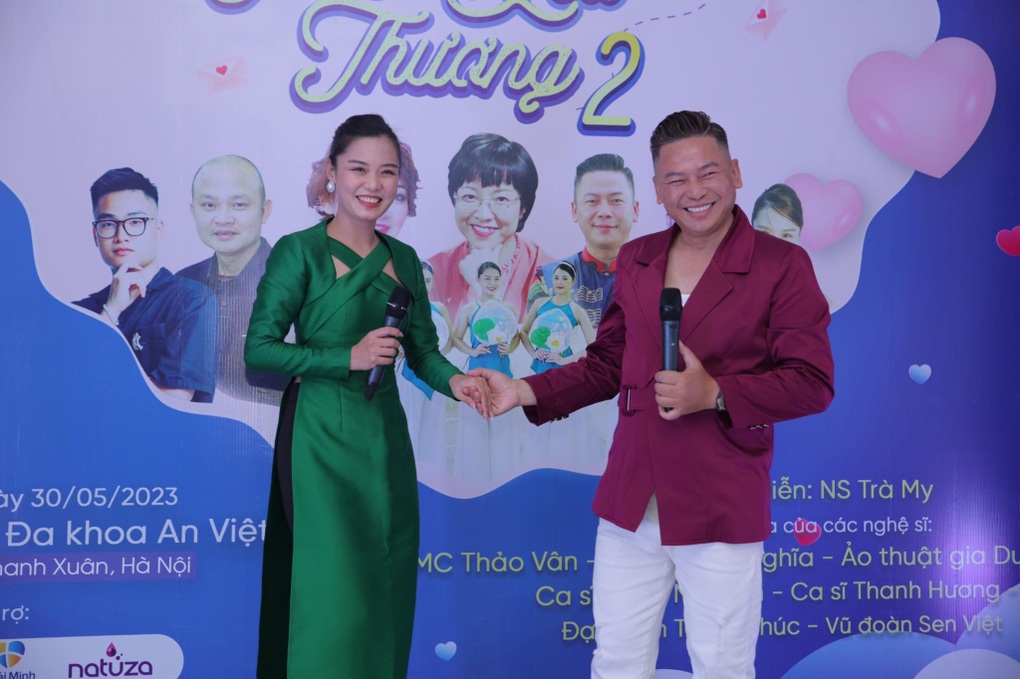 Trà My, Thảo Vân xúc động trao yêu thương cho bệnh nhân ung thư - 5 Trà My, Thảo Vân xúc động trao yêu thương cho bệnh nhân ung thư - 5