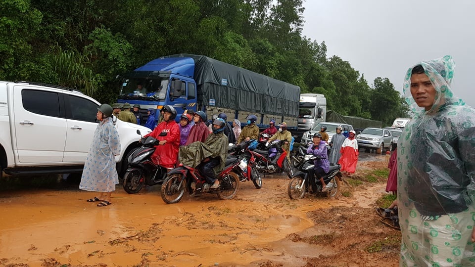 Đường sắt Bắc - Nam sạt lở, quốc lộ 9 tiếp tục “tê liệt” - 4 Đường sắt Bắc - Nam sạt lở, quốc lộ 9 tiếp tục “tê liệt” - 4
