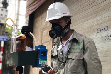 Hà Nội: Lấy mẫu không khí quanh khu vực vụ cháy Công ty Rạng Đông