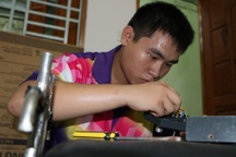 Cậu học trò sáng chế máy kéo cột sống cổ để trị bệnh cho ông