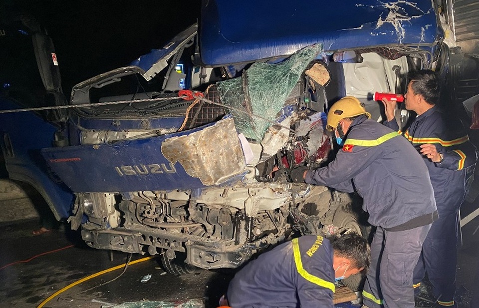 Giải cứu tài xế mắc kẹt trong cabin nát bét - 4 Giải cứu tài xế mắc kẹt trong cabin nát bét - 4