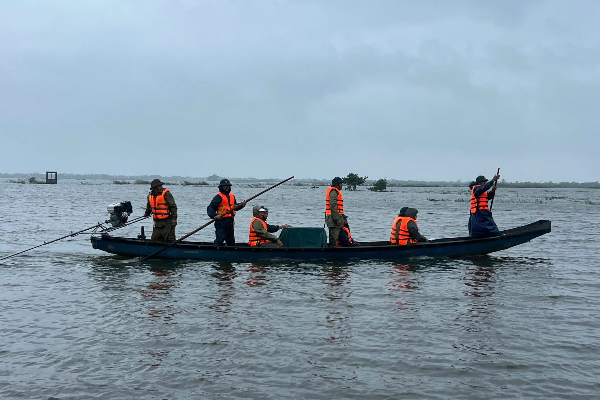 Nhiều ngôi làng bên phá Tam Giang bị nước lũ cô lập - 2