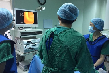 Lần đầu tiên phẫu thuật nội soi tán sỏi mật qua ống Kehr và qua da