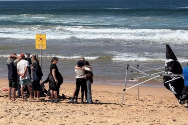 Người đàn ông bị cá mập dài gần 4m cắn chết khi lướt ván