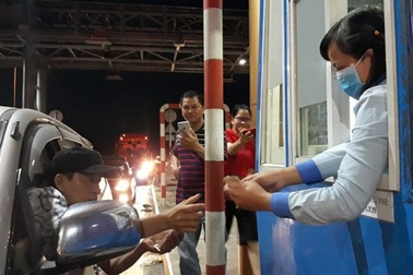 Sau tuyên bố xem xét giảm phí, BOT Sóc Trăng lại... thu rồi xả
