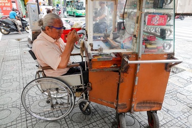 Tay đua xe lăn "khét tiếng" lui về ở ẩn, nuôi con thành bác sĩ