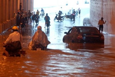 Yêu cầu giải quyết dứt điểm ngập hầm đường bộ Kim Liên