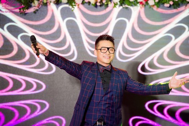 Tuấn Hưng và Isaac khoe vẻ điển trai khó cưỡng trên cùng sân khấu