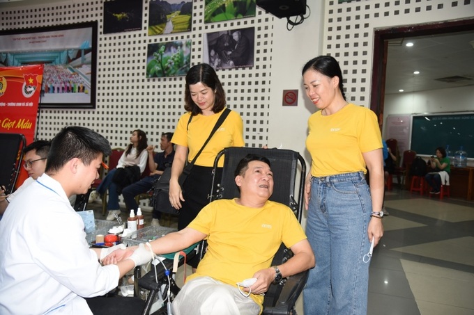 Với sự động viên của đồng nghiệp, ông Nguyễn Minh Nhật, đoàn viên công đoàn Báo LĐ&XH đã vượt qua nỗi sợ hãi và hiến máu thành công