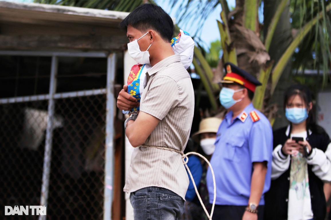 Thực nghiệm hiện trường vụ bé gái 5 tuổi bị cha ruột ném xuống sông - 1 Thực nghiệm hiện trường vụ bé gái 5 tuổi bị cha ruột ném xuống sông - 1