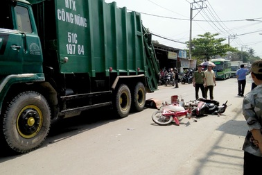 Ngã xuống đường sau va quẹt, nam sinh bị xe rác cán tử vong