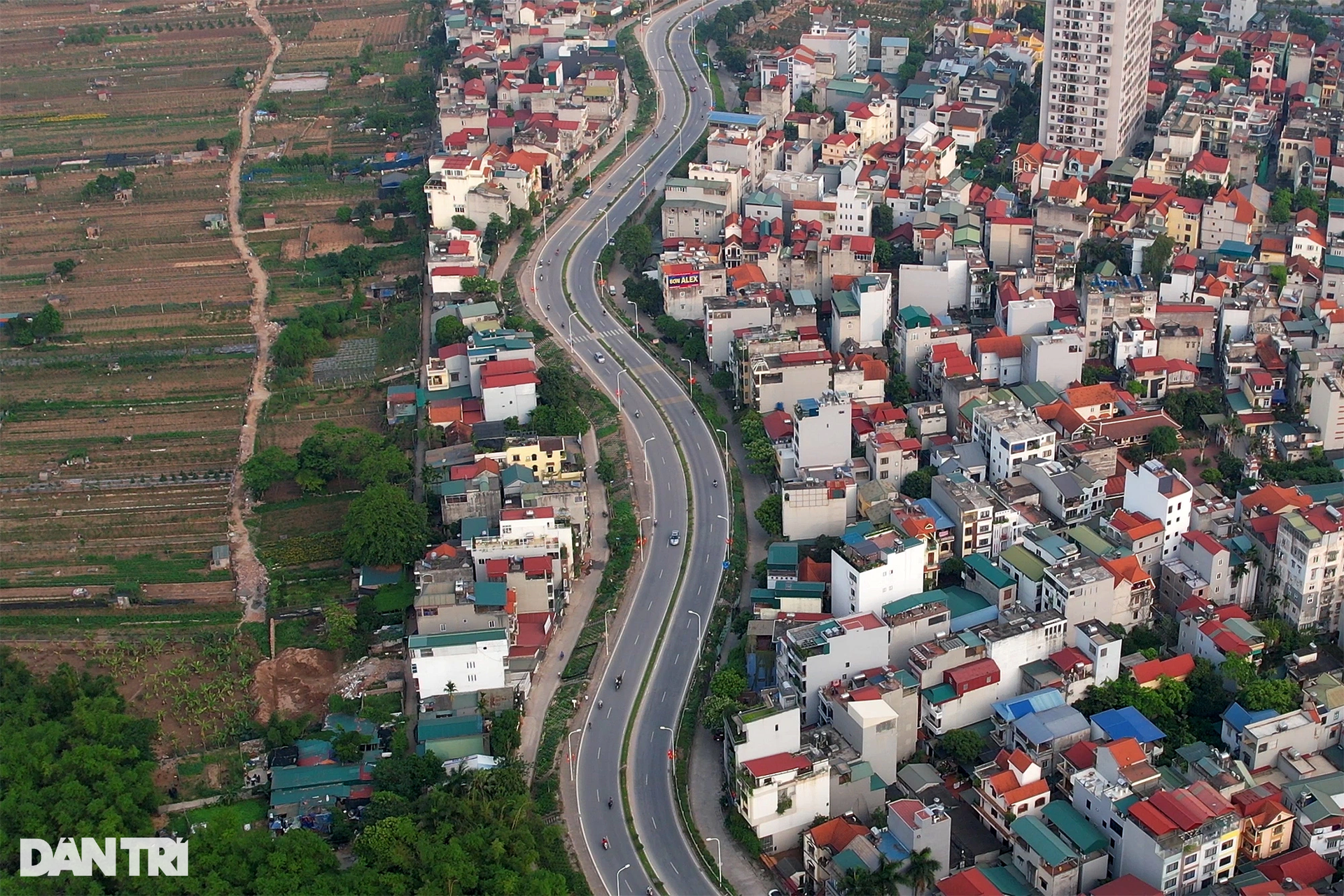 Vẻ đẹp bất ngờ từ những đường cong mềm mại trong giao thông ở Hà Nội - 4 Vẻ đẹp bất ngờ từ những đường cong mềm mại trong giao thông ở Hà Nội - 4
