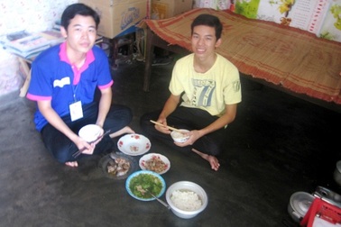 Tình nguyện viên mời sĩ tử về ở cùng nhà