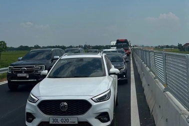 Cao tốc Bắc - Nam qua Hà Tĩnh, Thanh Hóa ách tắc trong ngày cuối kỳ nghỉ lễ
