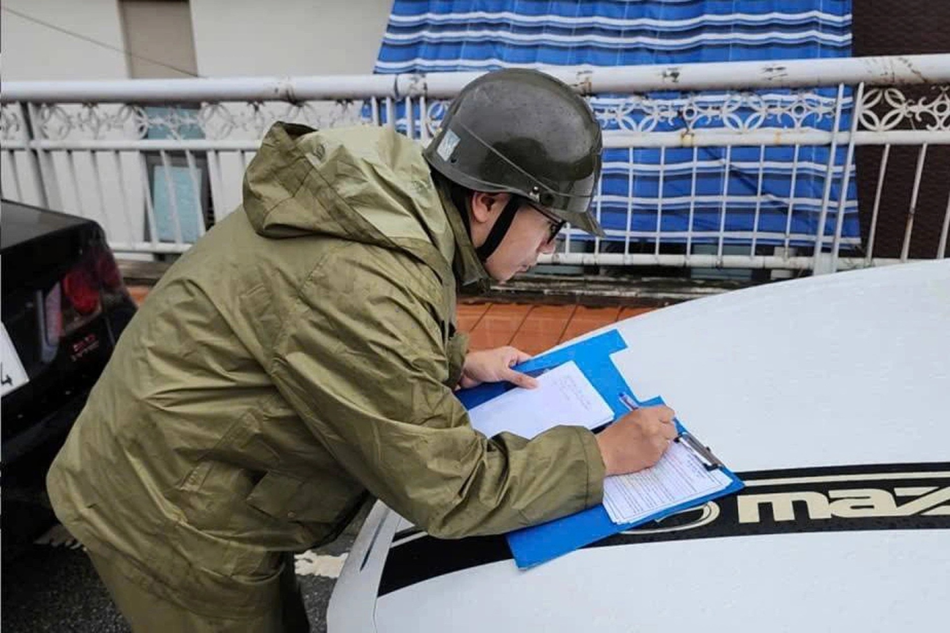 Người Huế hối hả đưa ô tô chạy lụt lần thứ 4, có chủ xe bị lập biên bản - 4 Người Huế hối hả đưa ô tô chạy lụt lần thứ 4, có chủ xe bị lập biên bản - 4