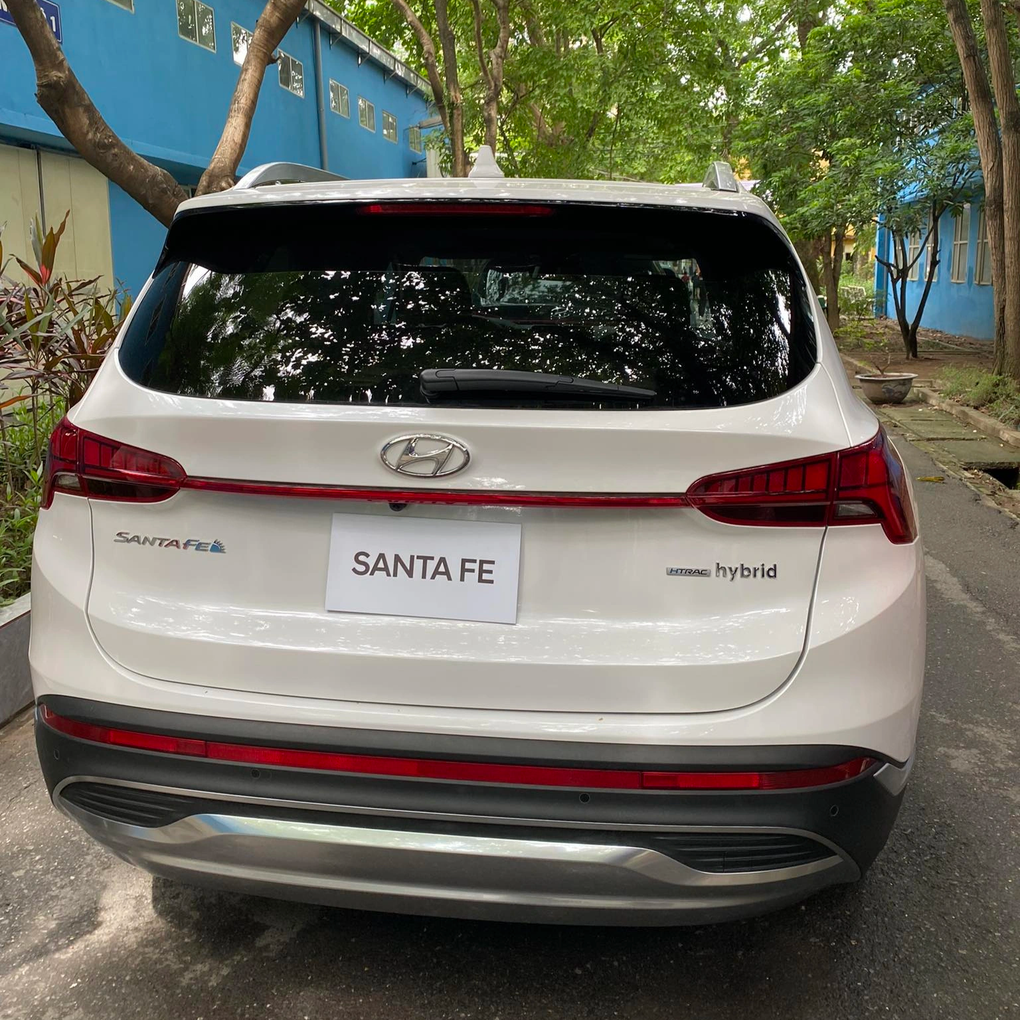Santa Fe xăng lai điện tiếp tục lộ diện tại Việt Nam, chưa hẹn ngày bán - 1 Santa Fe xăng lai điện tiếp tục lộ diện tại Việt Nam, chưa hẹn ngày bán - 1