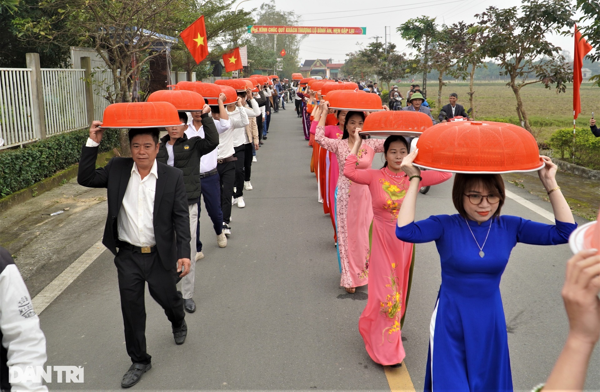 6.000 người gói hàng nghìn chiếc bánh chưng dâng vua Mai Hắc Đế - 2 6.000 người gói hàng nghìn chiếc bánh chưng dâng vua Mai Hắc Đế - 2