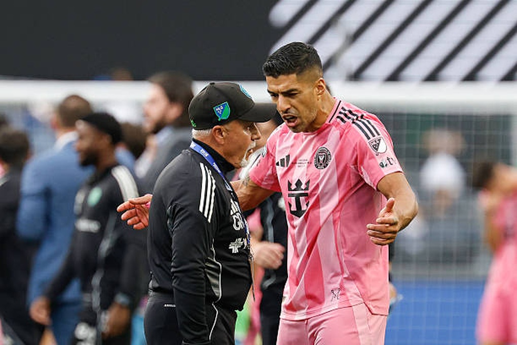 Luis Suarez nhận án phạt nặng vì hành vi phản cảm với đối thủ - 1