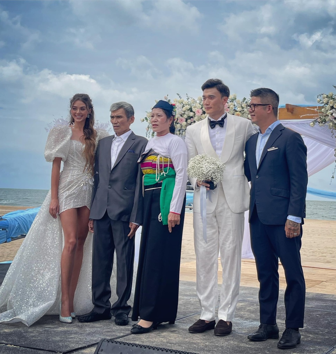 Thủ môn Bùi Tiến Dũng bí mật kết hôn với người mẫu Tây sinh năm 2000 - 1 Thủ môn Bùi Tiến Dũng bí mật kết hôn với người mẫu Tây sinh năm 2000 - 1