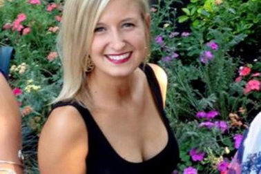 Cô gái xinh đẹp bị 14 con giun sống ký sinh trong mắt