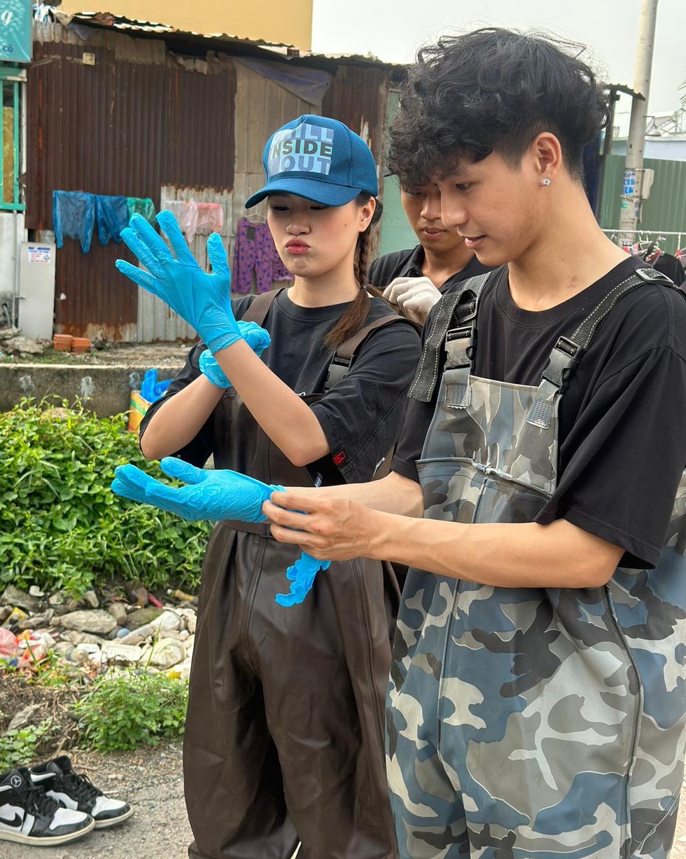 Nhóm bạn trẻ dụ Hoa hậu Thùy Tiên, ca sĩ Nhật Kim Anh... lội cống - 14 Nhóm bạn trẻ dụ Hoa hậu Thùy Tiên, ca sĩ Nhật Kim Anh... lội cống - 14