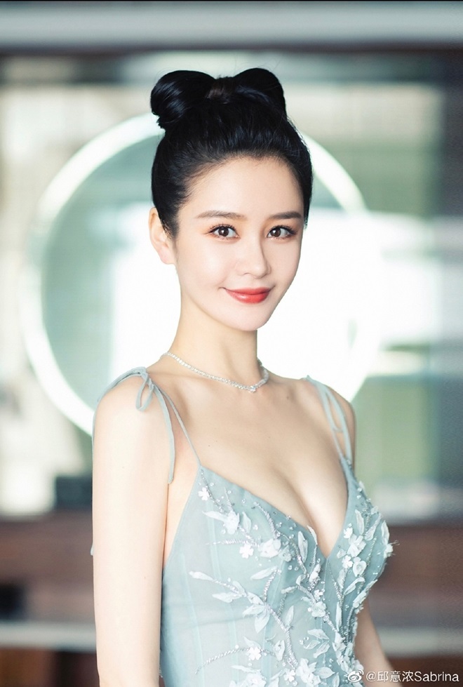 Khâu Ý Nùng: Biểu tượng gợi cảm mới của làng giải trí Hồng Kông - 7