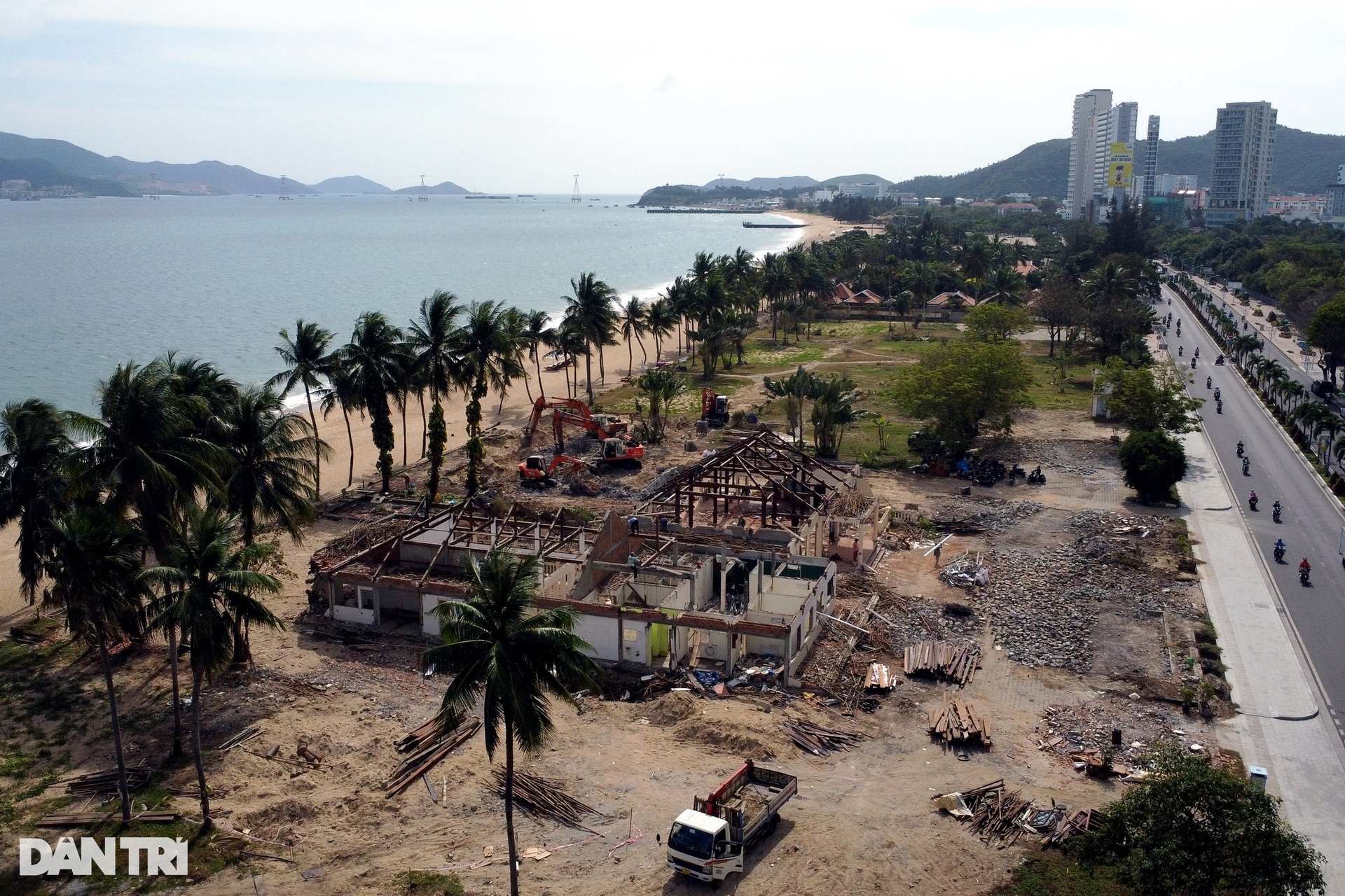Phá dỡ cụm công trình cuối cùng ở dự án chắn biển Nha Trang - 3 Phá dỡ cụm công trình cuối cùng ở dự án chắn biển Nha Trang - 3