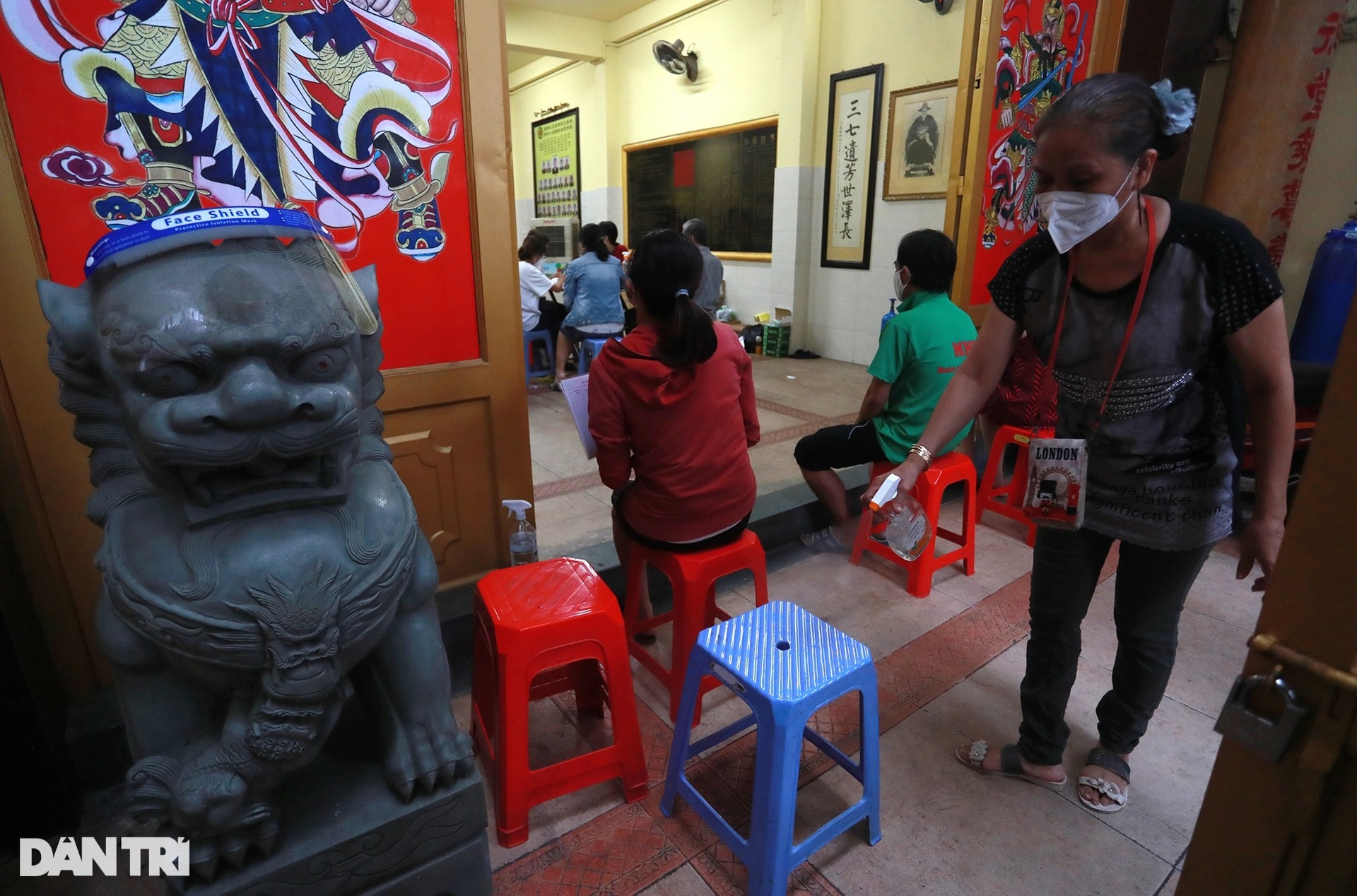 Người dân TPHCM xếp hàng dài nhận gói hỗ trợ Covid-19 đợt 3 - 11 Người dân TPHCM xếp hàng dài nhận gói hỗ trợ Covid-19 đợt 3 - 11